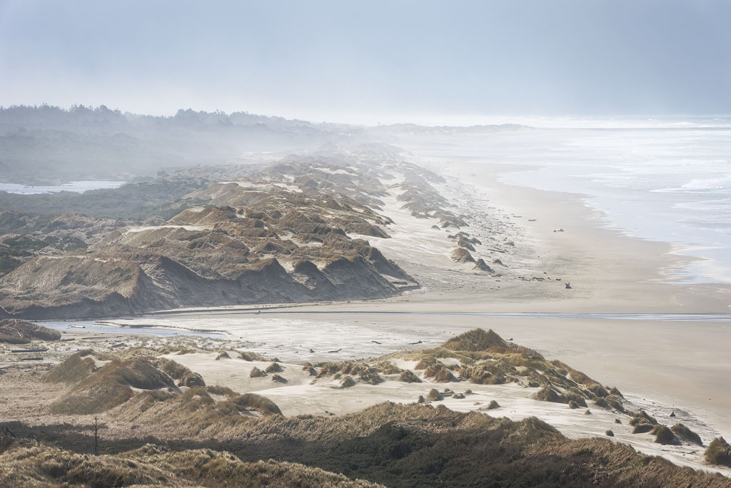 Ambiance brumeuse et ciel chargé au dessus d'une plage de dunes
