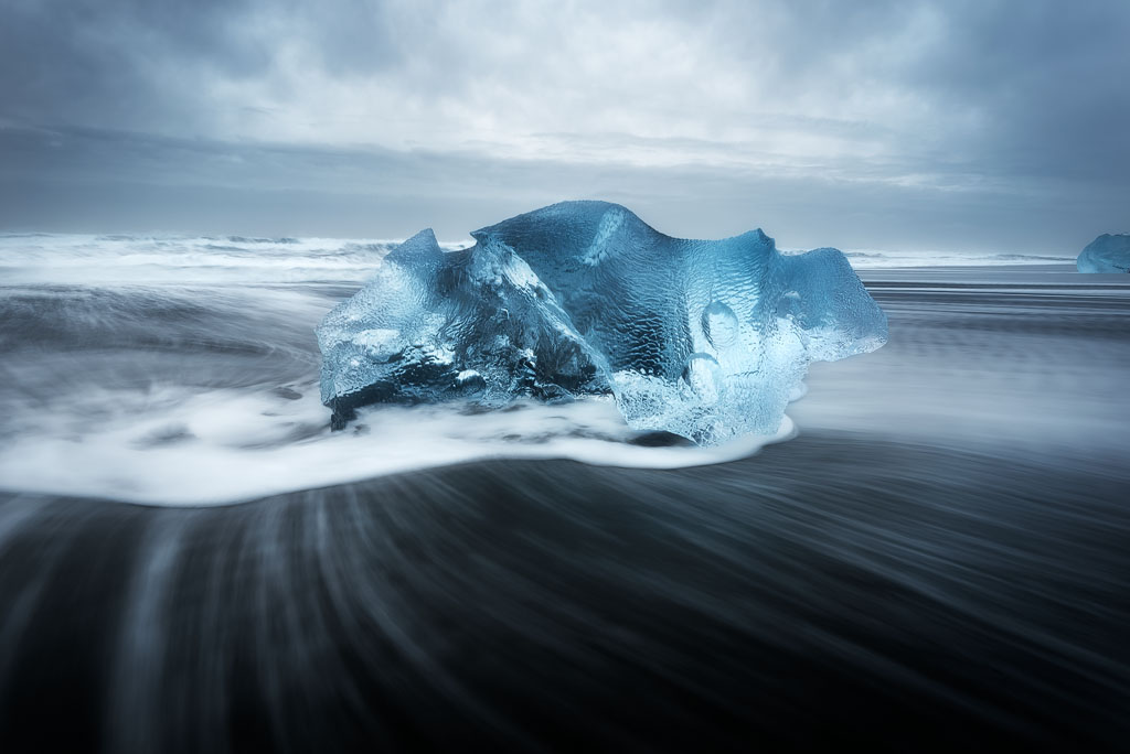 Petit iceberg sur une plage de sable noir