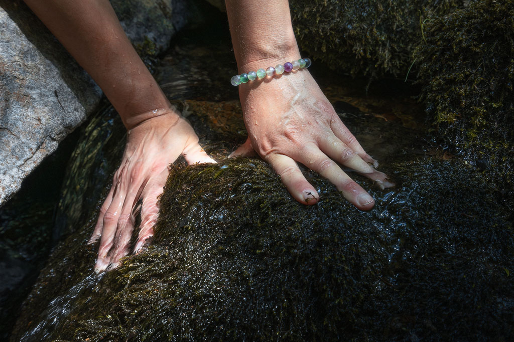 Mains dans l'eau d'une rivière