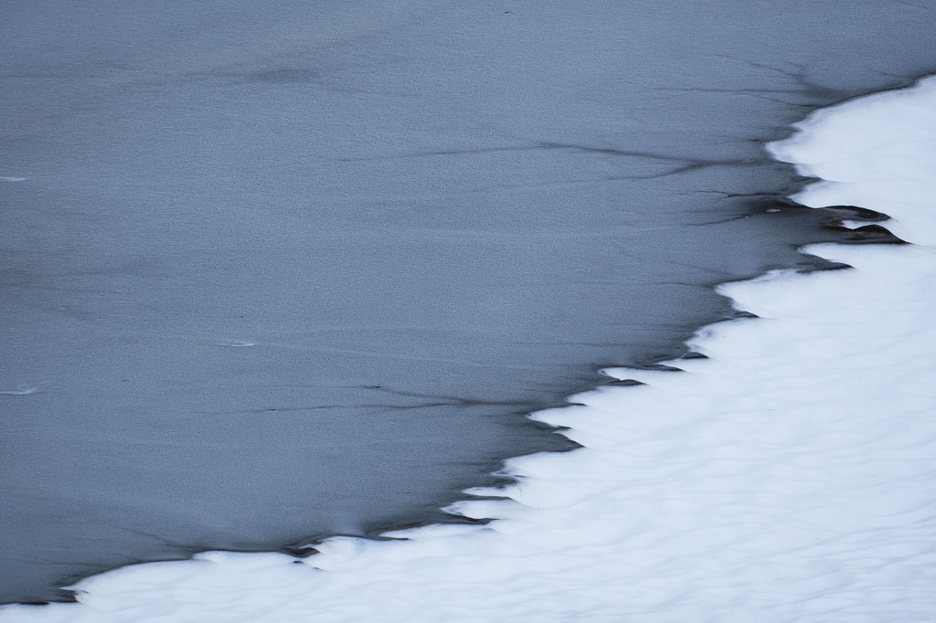 Lac gelé et berges enneigées