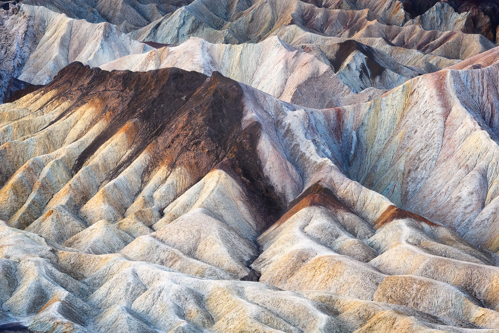 Montagnes désertiques colorées