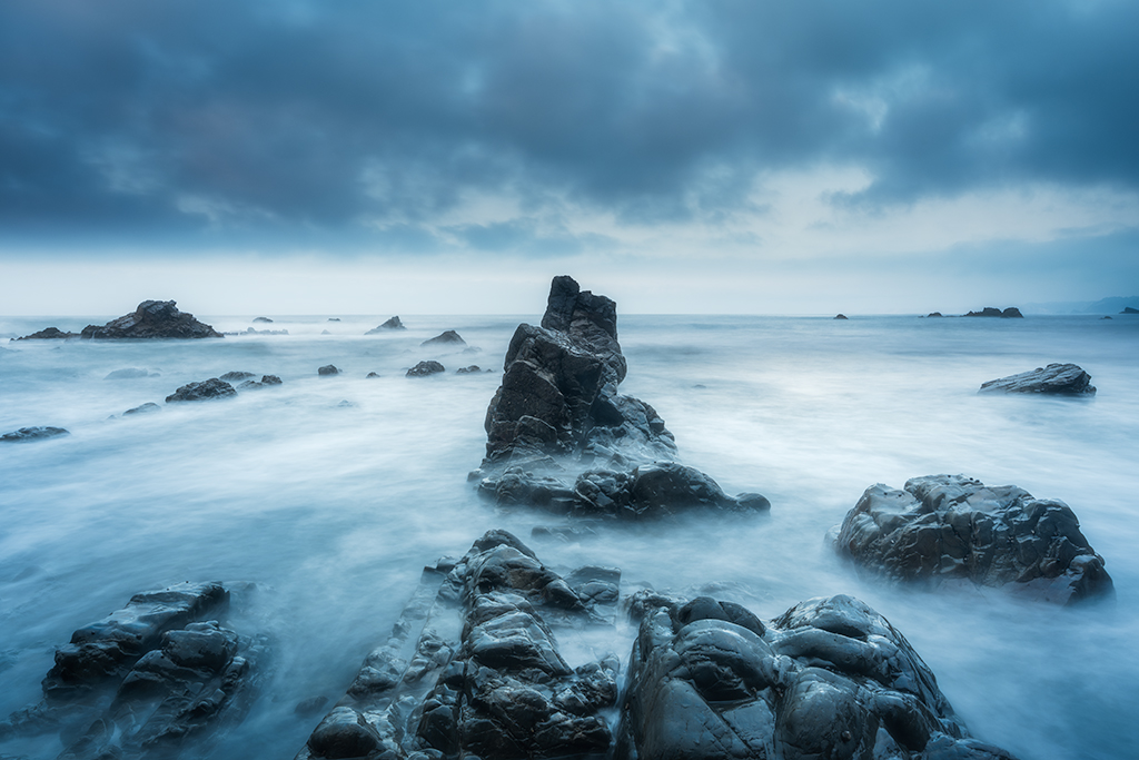 Rochers en bord de mer à l’heure bleue